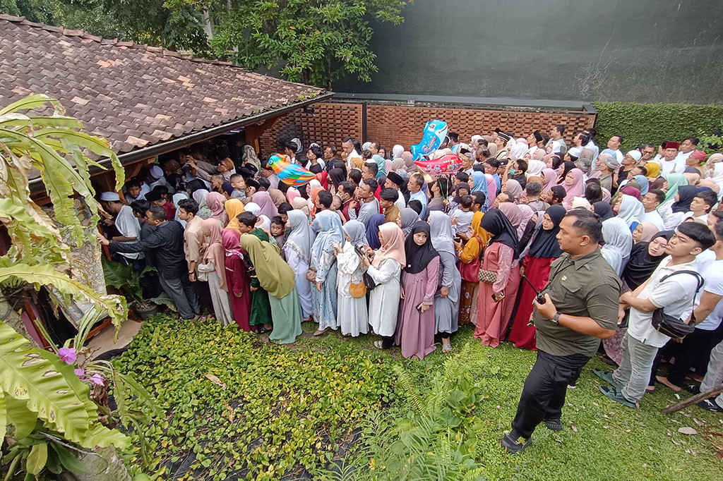Anies melaksanakan salat Id di Masjid Babul Khoirot, Jalan Lebak Bulus V, Cilandak, Jakarta Selatan, Rabu, 10 April 2024.