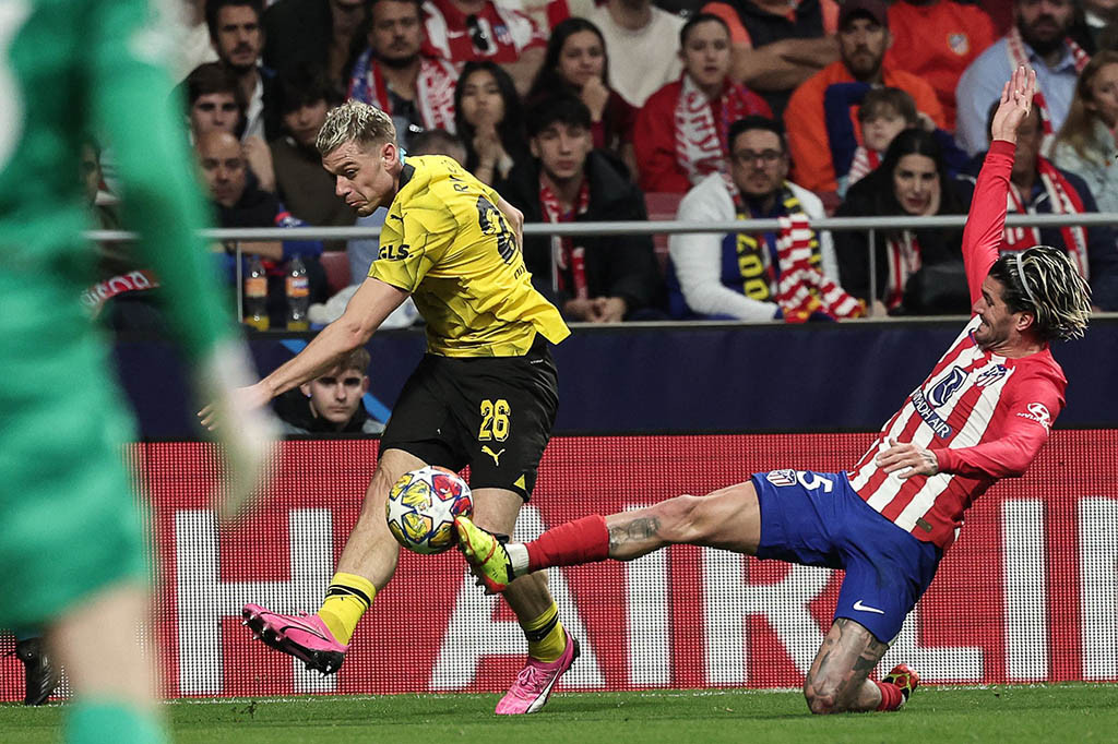 Pressing intens yang dilancarkan Atletico sejak menit pertama membuahkan hasil ketika laga memasuki menit ke-4. Rodrigo De Paul berhsil mencuri bola dari kaki Ian Maatsen dan dengan tenang menaklukkan Gregor Kobel.