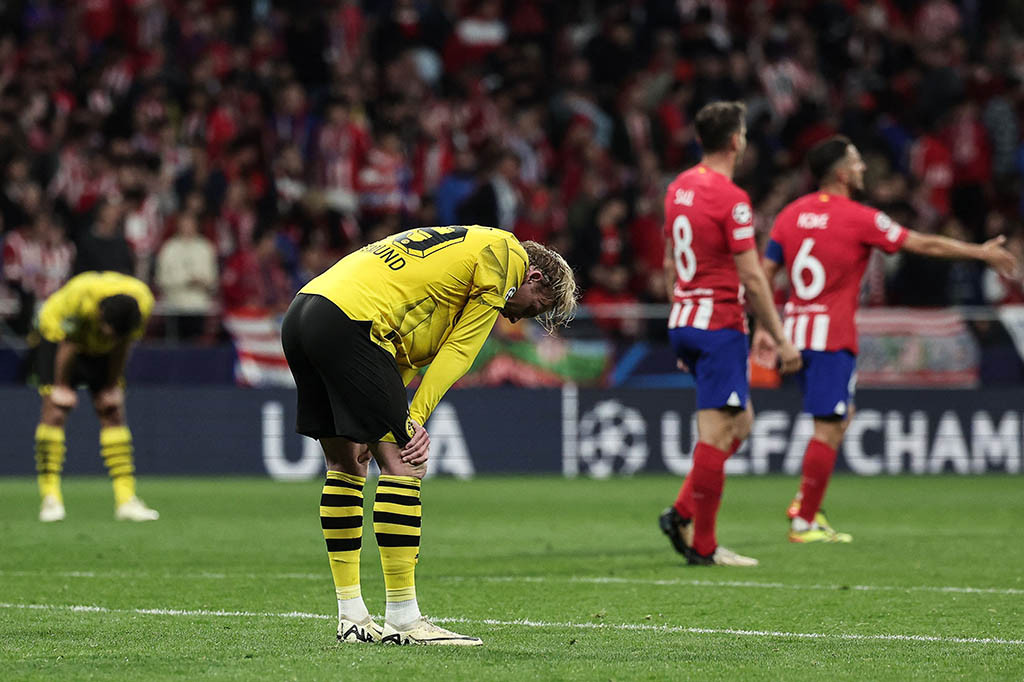 Mendapat angin, Dortmund terus menekan pertahanan Atletico. Namun tembakan Jamie Bynoe-Gittens menghantam mistar dan sundulan Julian Brandt membentur tiang dan Atletico mempertahankan keunggulan 2-1 atas Dortmund hingga bubaran.