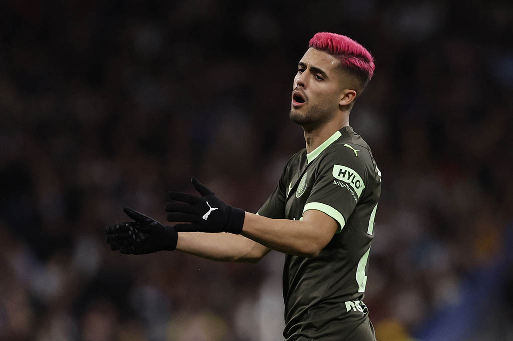 Berkat performanya, Couto dikabarkan masuk dalam radar transfer Real Madrid. Madrid memang membutuhkan tenaga baru di sisi kanan pertahanan mereka dengan Dani Carvajal dan Lucas Vazquez yang kian uzur.