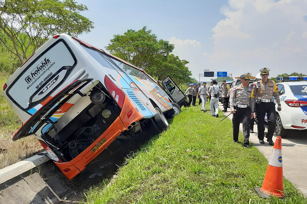 Satake menuturkan berdasarkan keterangan pengemudi, kecelakaan terjadi saat berjalan dari arah barat ke timur, di lajur kiri. Sesampainya di KM 370 + 200 jalur A, pengemudi mengantuk.