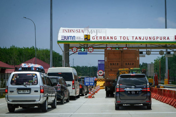 Lonjakan trafik kendaraan di Jalan Tol Trans Sumatra (JTTS) terus terjadi. PT Hutama Karya (Persero) mencatat Volume Lalu (VLL) yang melintasi JTTS pada periode 6-9 April 2024 tercatat sebanyak total 415.451 kendaraan, menunjukkan peningkatan signifikan sekitar 52% dari VLL Normal.