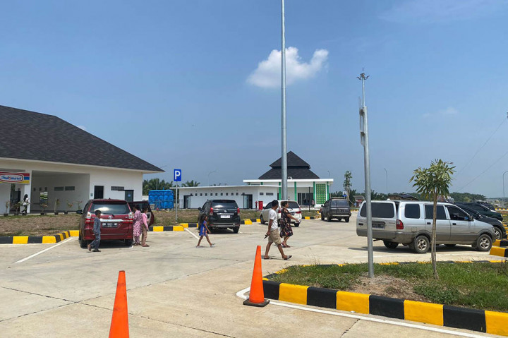 Kemudian, lanjutnya, kendaraan yang melintasi Tol Indrapura-Lima Puluh (Inkis) sebanyak 52.922 kendaraan atau lebih tinggi 67% dari VLL normal. Lalu kendaraan yang melintasi Tol Binjai-Tanjung Pura (Binsa) 56.164 kendaraan atau meningkat 22% dari VLL normal.