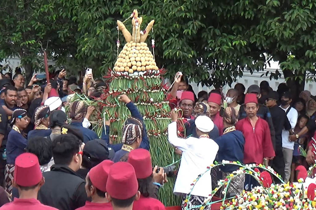 Berbeda dengan pelaksanaan upacara tradisi grebeg yang digelar tahun-tahun sebelumnya. Untuk Grebeg Sawal 1 Sawal 1957 (Jawa) yang diselenggarakan bertepatan dengan hari Kamis, 11 April 2024 ini tidak ada lagi rayahan atau rebutan gunungan.