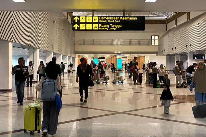 Pada Lebaran hari kedua, jumlah penumpang di Bandara Juanda, lebih banyak di pintu kedatangan penerbangan domestik. Keramaian di pintu kedatangan tersebut lebih terlihat, dibandingkan di pintu keberangkatan.