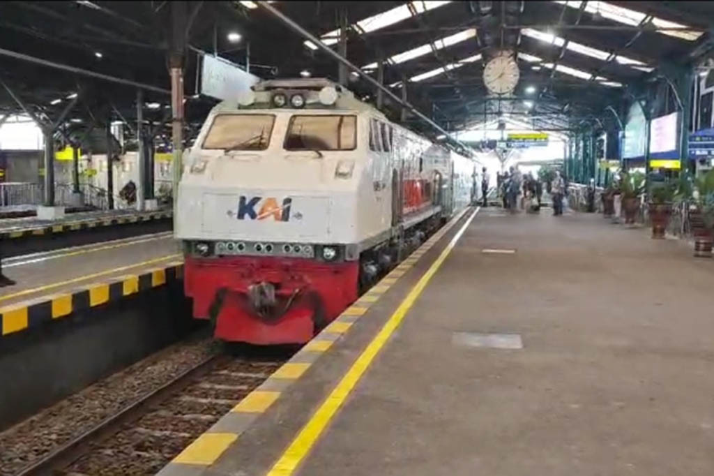 Hari kedua Lebaran 2024 yang jatuh pada Kamis, 11 April 2024 jumlah kedatangan penumpang KA di stasiun Daop 6 masih menunjukkan angka fantastis, yakni 23.682 orang. Sebuah catatan menarik, mengingat puncak arus mudik yang diprediksi terjadi 6 April, mencatat 22.746 kedatangan penumpang.