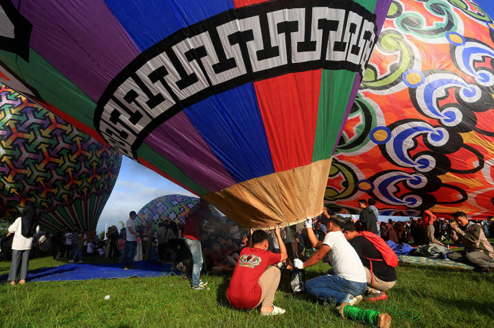 Peserta bersiap menerbangkan balon udara saat festival tradisional balon udara, acara tahunan sejak tahun 1950, saat hari raya Idulfitri yang merupakan perayaan akhir bulan suci Ramadan, di Wonosobo, Jawa Tengah, Kamis, 11 April 2024.