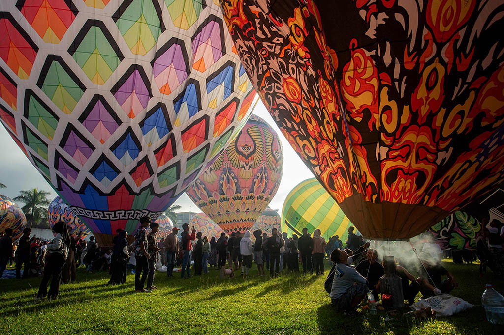 Antusias masyarakat yang begitu tinggi pada tradisi balon udara tersebut menyebabkan banyaknya pengunjung dari wilayah Wonosobo maupun dari luar daerah Wonosobo.