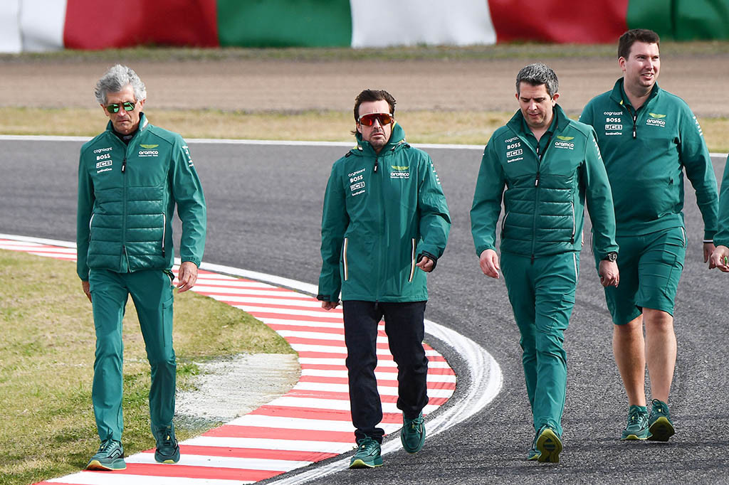 Pebalap Formula 1 Fernando Alonso resmi memperpanjang kontraknya dengan tim Aston Martin hingga musim 2026.