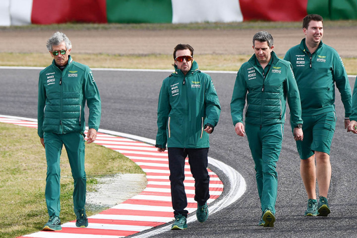 Pebalap Formula 1 Fernando Alonso resmi memperpanjang kontraknya dengan tim Aston Martin hingga musim 2026.
