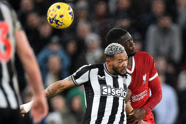 Pemain Newcastle United Joelinton meneken kontrak jangka panjang bersama timnya sampai Juni 2028 setelah bergabung bersama tim berjuluk The Magpies itu pada Juli 2019 silam.