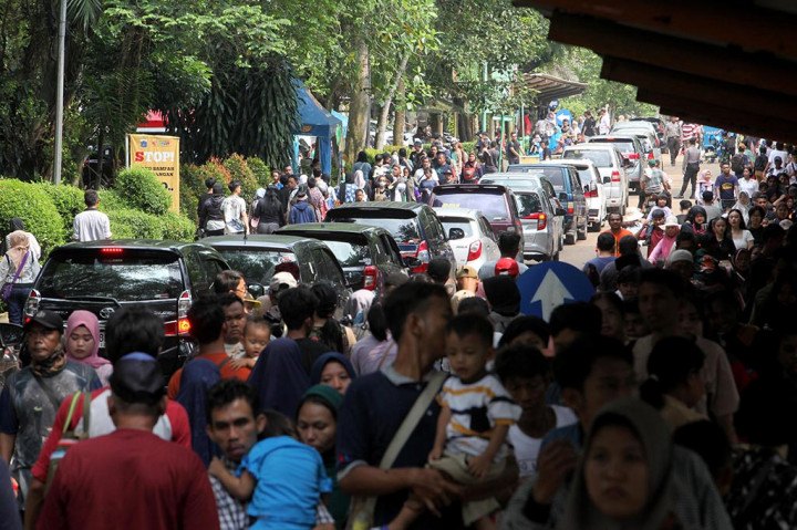 Pengunjung Taman Margasatwa Ragunan terus berdatangan hingga Jumat, 12 April 2024 siang. Jumlah pengunjung Ragunan pada libur Idulfitri per siang ini pukul 11.00 WIB mencapai 31.298 orang.