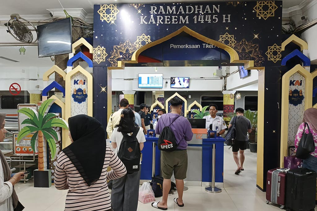 PT Kereta Api Indonesia (KAI) Divre I Sumatera Utara mencatat jumlah penumpang kereta api (KA) pada lebaran hari ke 2 mencapai 10.500 penumpang. Jumlah tersebut merupakan volume penumpang tertinggi pada masa Angkutan Lebaran 2024 di wilayah Divre I SU.