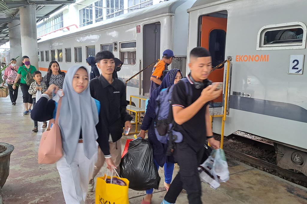 Untuk update penjualan tiket di masa angkutan Lebaran dari tanggal 31 Maret s.d 21 April 2024 lanjut Anwar secara total telah terjual sebanyak 129.600 seat atau mencapai 59% dari 219.208 tiket yang disediakan.