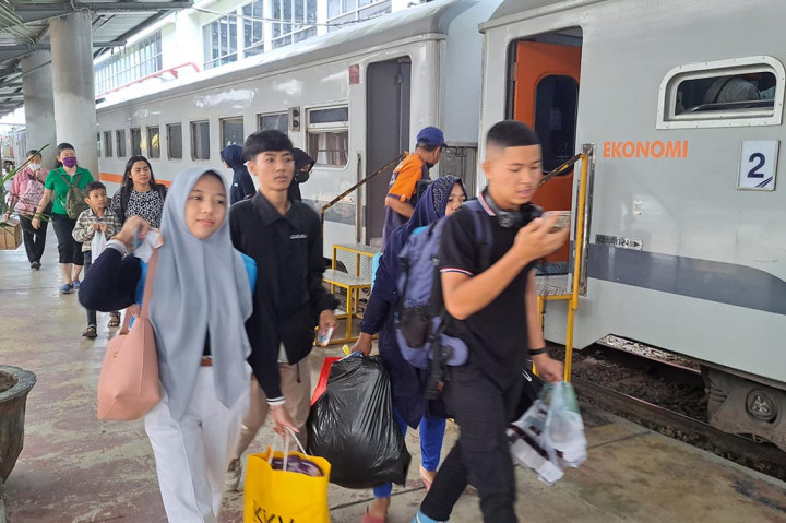 Untuk update penjualan tiket di masa angkutan Lebaran dari tanggal 31 Maret s.d 21 April 2024 lanjut Anwar secara total telah terjual sebanyak 129.600 seat atau mencapai 59% dari 219.208 tiket yang disediakan.