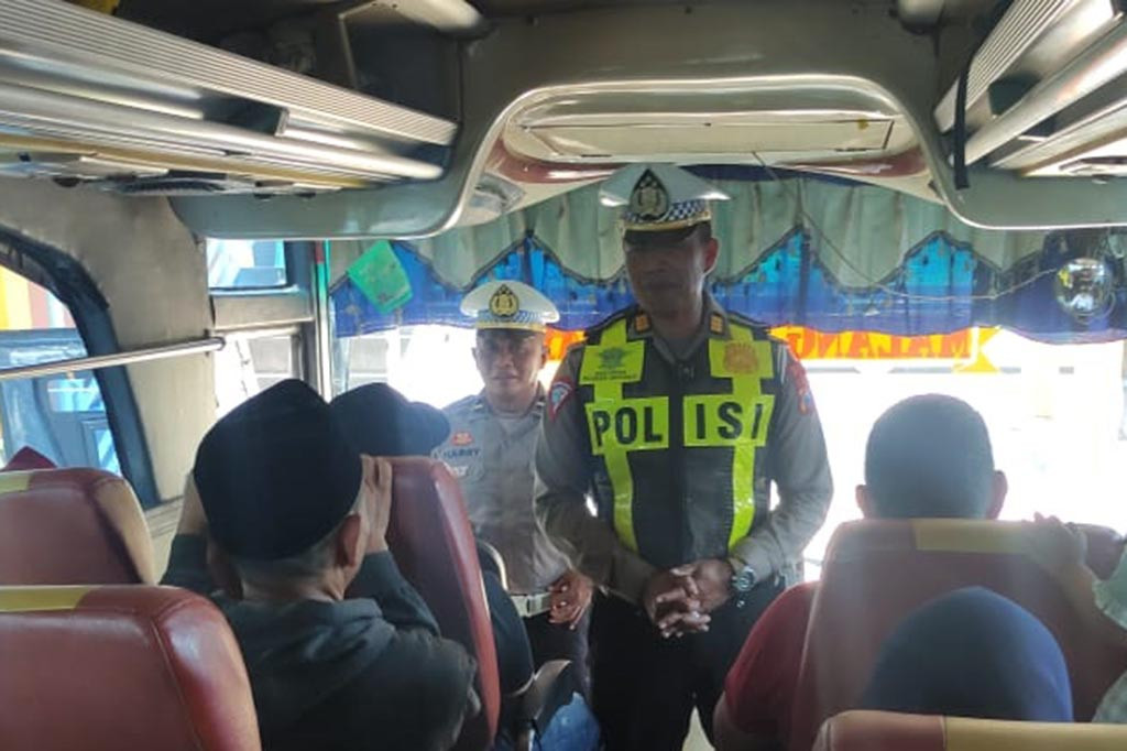 Anggota Satlantas Polresta Sidoarjo memberikan imbauan kepada sopir bus dan penumpang di Terminal Purabaya Sidoarjo. Kegiatan tersebut bertujuan untuk mencegah terjadinya kecelakaan lalu lintas, terutama angkutan umum seperti bus.