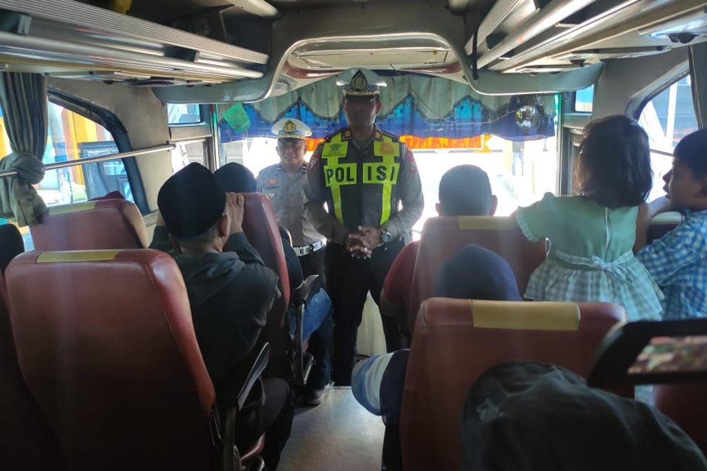 Imbauan ini dilakukan pada Jumat, 12 April 2024 terhadap sopir bus dan penumpang di Terminal Purabaya agar selalu menjaga keselamatan selama dalam perjalanan.