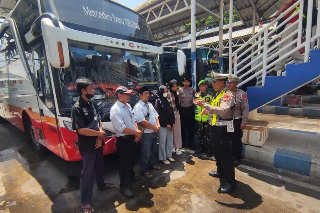 Kanit Turjawali Satlantas Polresta Sidoarjo, AKP Sugeng Sulistiyono mengatakan, pihaknya secara masif selalu memberikan imbauan dan edukasi terhadap sopir-sopir bus dan penumpang di Terminal Purabaya agar selalu berhati-hati disaat mengemudi. Kegiatan ini guna meminimalisir angka kecelakaan pada saat arus mudik dan arus balik Lebaran 2024.