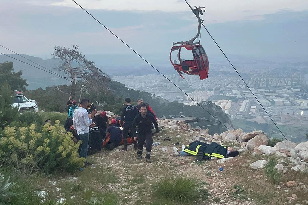 Satu orang tewas dan tujuh lainnya luka-luka ketika sebuah tiang penyangga kereta gantung runtuh di luar kota resor Turki, Antalya, kata pihak berwenang pada Jumat, 12 April 2024.