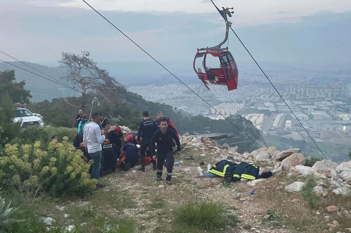 Satu orang tewas dan tujuh lainnya luka-luka ketika sebuah tiang penyangga kereta gantung runtuh di luar kota resor Turki, Antalya, kata pihak berwenang pada Jumat, 12 April 2024.