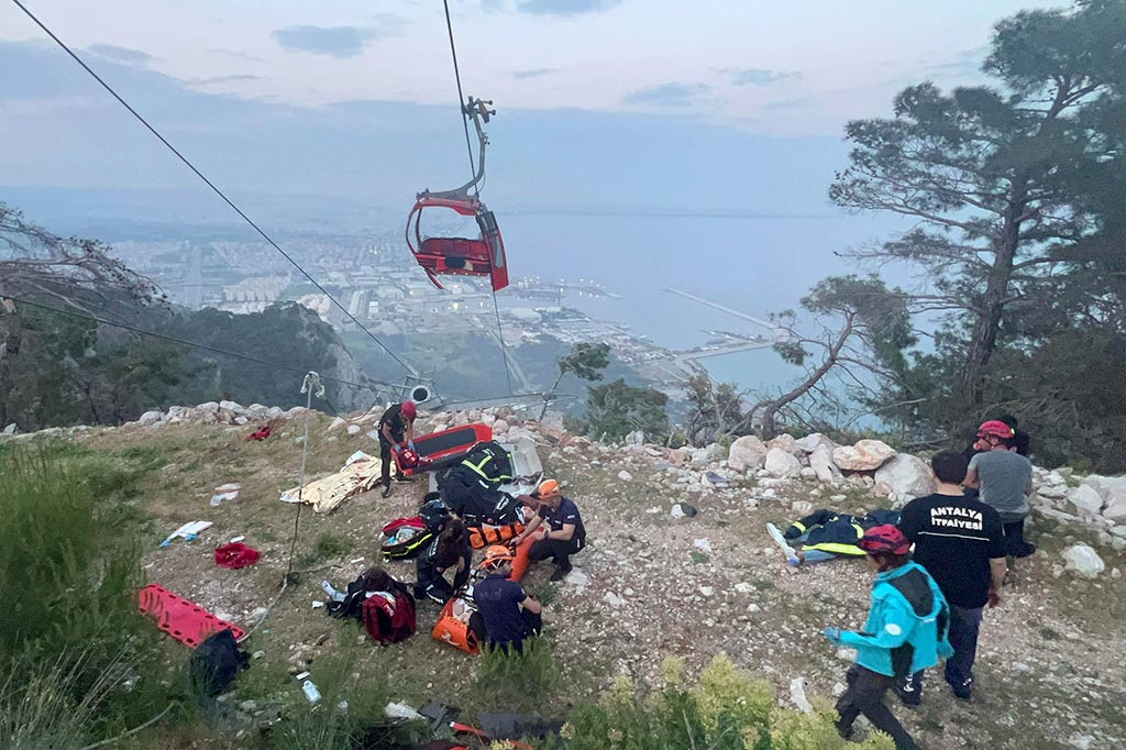 Helikopter yang dilengkapi dengan penglihatan malam dikerahkan untuk menyelamatkan 184 orang yang masih terdampar di kabin sistem kereta gantung, kata Wali Kota Antalya Muhittin Bocek dalam sebuah pernyataan.