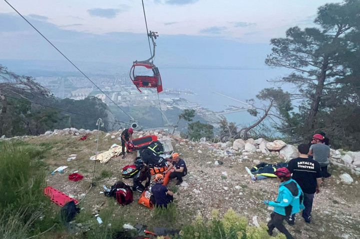 Helikopter yang dilengkapi dengan penglihatan malam dikerahkan untuk menyelamatkan 184 orang yang masih terdampar di kabin sistem kereta gantung, kata Wali Kota Antalya Muhittin Bocek dalam sebuah pernyataan.