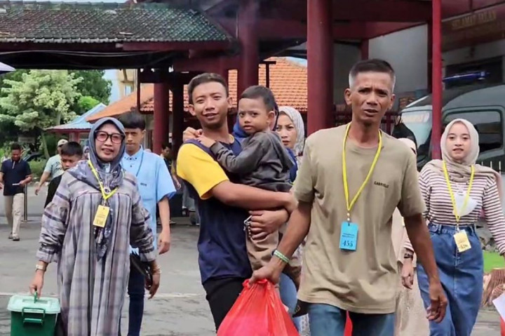 Momentum Idulfitri 1445 Hijriah, dimanfaatkan warga untuk mengunjungi keluarganya, yang menjadi penghuni atau warga binaan Lapas Kelas 1 Surabaya, di Kecamatan Porong, Kabupaten Sidoarjo, Sabtu 13 April 2024. Setiap hari sedikitnya ada 500 pengunjung, yang ingin bersilaturahmi dengan keluarga penghuni lapas tersebut.