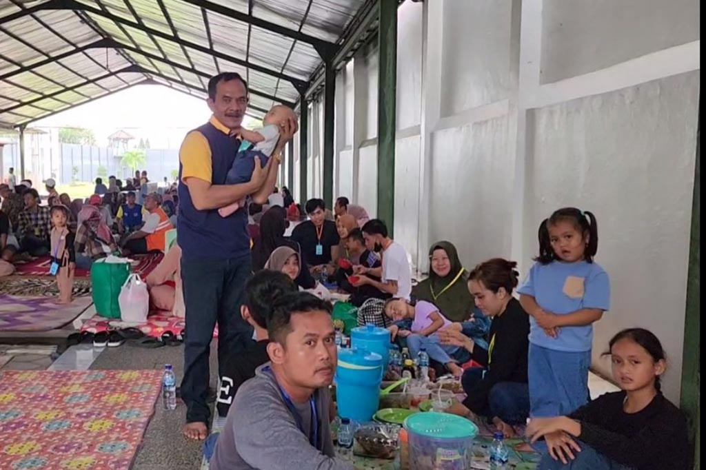 Setiap hari sedikitnya ada 500 warga, yang datang ke Lapas Surabaya. Beda dengan Lebaran sebelumnya, kunjungan hanya boleh dilakukan keluarga inti, untuk Lebaran tahun ini lebih leluasa boleh dilakukan keluarga besar.