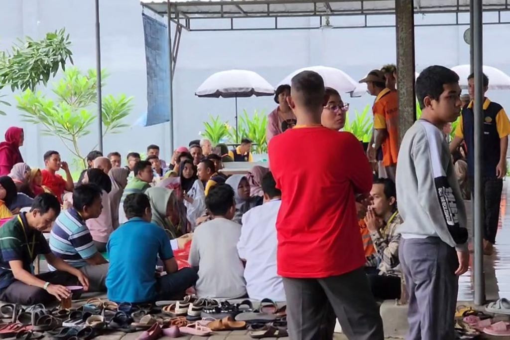 Di Lapas Surabaya ini ada sekitar seribu 500 narapidana, namun yang mendapatkan kunjungan tidak lebih dari 500 orang. Hal ini dikarenakan banyak narapidana, yang keluarganya berada di luar kota bahkan luar provinsi.