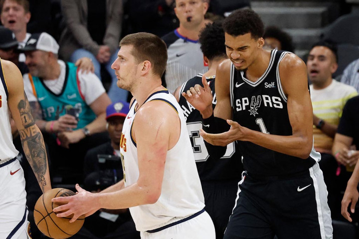 Sementara itu Denver dibiarkan bertanya-tanya di mana letak kesalahannya setelah 35 poin dari Jamal Murray dan 22 poin dari Nikola Jokic.