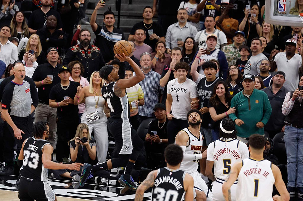 Victor Wembanyama mencetak 34 poin saat San Antonio Spurs mengejutkan Denver Nuggets 121-120 pada hari Jumat, 12 April 2024 untuk membalikkan perebutan unggulan pertama di Wilayah Barat NBA.