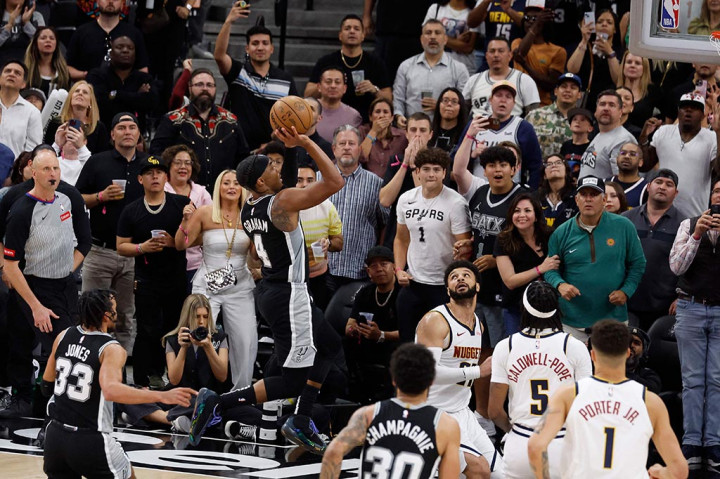 Victor Wembanyama mencetak 34 poin saat San Antonio Spurs mengejutkan Denver Nuggets 121-120 pada hari Jumat, 12 April 2024 untuk membalikkan perebutan unggulan pertama di Wilayah Barat NBA.
