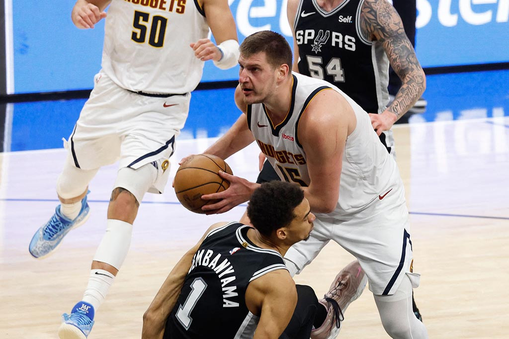 Pemain berusia 20 tahun dari Paris itu memimpin susunan pemain Spurs yang dilanda cedera dengan mencetak 34 poin, 12 rebound, lima assist dan dua blok, menggarisbawahi reputasinya sebagai talenta paling menarik yang mendarat di NBA sejak LeBron James.