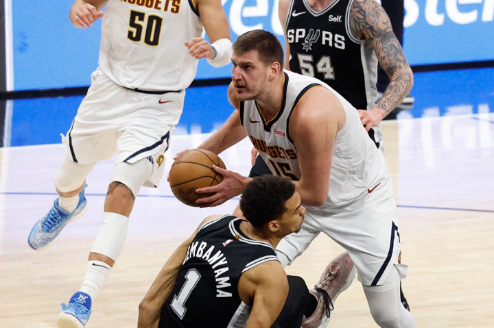 Pemain berusia 20 tahun dari Paris itu memimpin susunan pemain Spurs yang dilanda cedera dengan mencetak 34 poin, 12 rebound, lima assist dan dua blok, menggarisbawahi reputasinya sebagai talenta paling menarik yang mendarat di NBA sejak LeBron James.