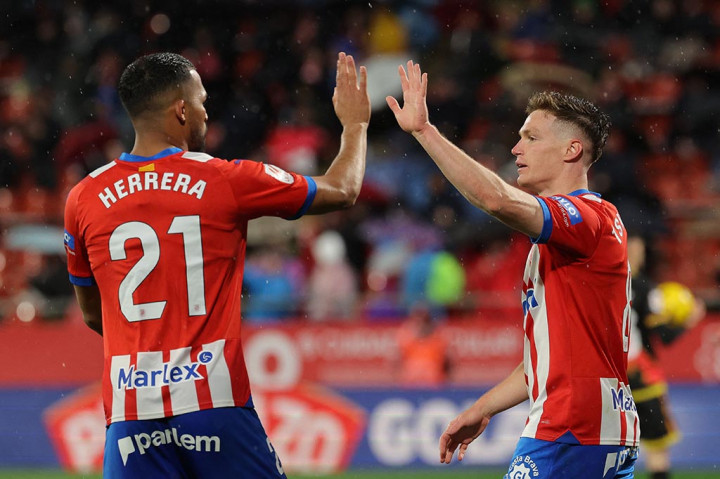 Girona sempat mengancam lewat aksi Yangel Herrera dan Aleix Garcia. Tapi kecemerlangan Jan Oblak di bawah mistar gawang Atletico membuat skor 3-1 bertahan hingga bubaran.