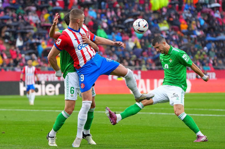 Girona menggebrak lebih dulu pada menit ke-4. Artem Dovbyk berhasil melepaskan diri dari kawalan pemain Atletico untuk menyambut umpan Yan Couto.