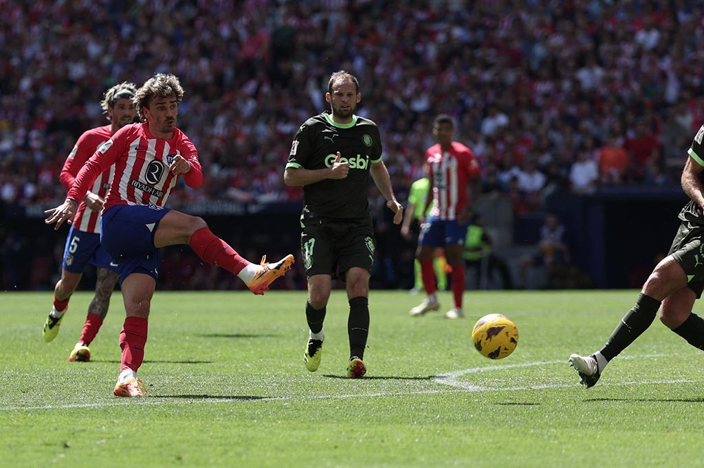 Namun Atletico mampu bangkit dan menyamakan skor lewat penalti Antoine Griezmann pada menit ke-34. Penalti diberikan setelah bek Girona, Miguel Gutierrez menyentuh bola dengan tangannya di kotak terlarang.