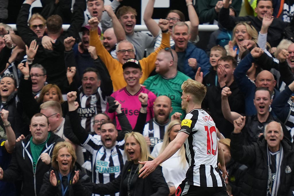 Newcastle belum juga menurunkan intensitas dan terus menggempur Spurs. Gelombang serangan Newcastle membuahkan gol keempat pada menit ke-87 setelah Fabian Schaer menanduk umpan sepak pojok Anthony Gordon.