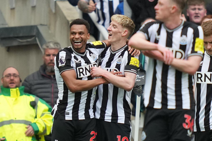 Dua menit berselang, Newcastle berhasil menggandakan keunggulan mereka. Kali ini giliran Gordon yang mencatatkan namanya di papan skor.
