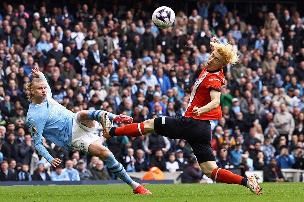 City memulai pesta pada menit kedua. Bek Luton, Daiki Hashioka, yang bermaksud menghalau bola malah menyarangkan bola ke gawangnya sendiri.