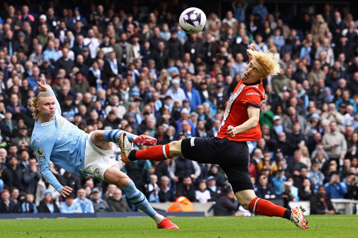 City memulai pesta pada menit kedua. Bek Luton, Daiki Hashioka, yang bermaksud menghalau bola malah menyarangkan bola ke gawangnya sendiri.