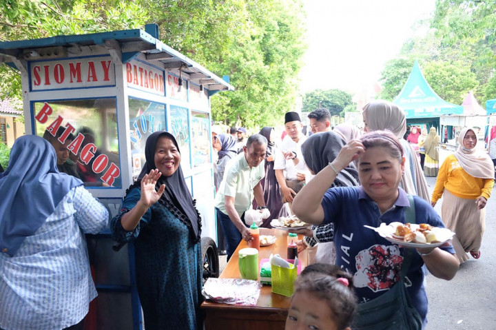 Antrean warga terlihat sejak dari jalan di depan pintu masuk pendopo. Meskipun begitu warga antusias ingin bersilaturahmi dengan kepala daerah beserta jajaran forkopimda.