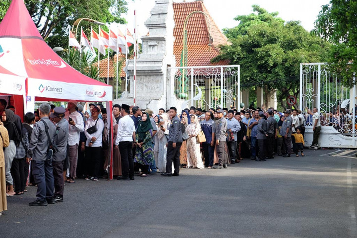 Ribuan warga datang ke acara open house halal bihalal yang digelar di Pendopo Delta Wibawa Kabupaten Sidoarjo, Sabtu, 13 April 2024. Warga rela antre setengah jam untuk bisa bersalaman dengan Bupati Sidoarjo Ahmad Muhdlor Ali dan istri Sa'adah Ahmad Muhdlor. Selain itu segenap Forkopimda Kabupaten Sidoarjo.