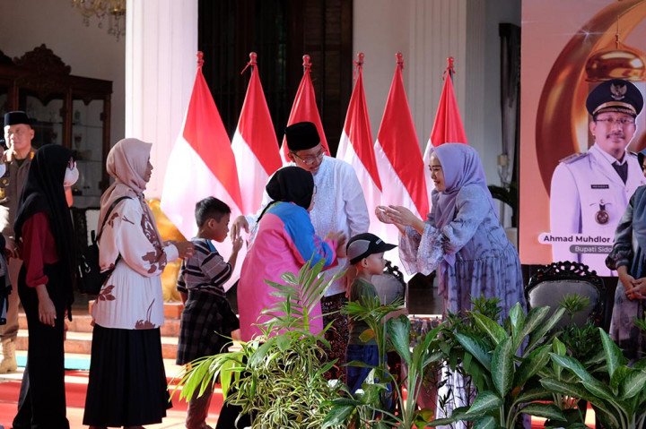 Di lokasi acara halal bihalal juga sudah disediakan tempat foto dengan background bupati dan istri. Warga banyak memanfaatkan tempat foto tersebut setelah mereka makan.