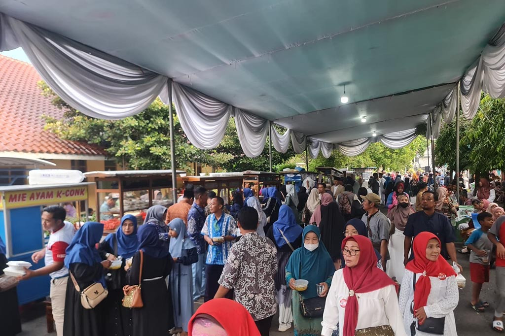 Warga yang ingin bersalaman sebenarnya dilarang untuk melakukan foto selfie dengan bupati. Pihak panitia sudah memasang papan pengumuman di tempat antrean warga. Namun ada sejumlah warga yang tetap meminta berfoto selfie dengan bupati dan istri.