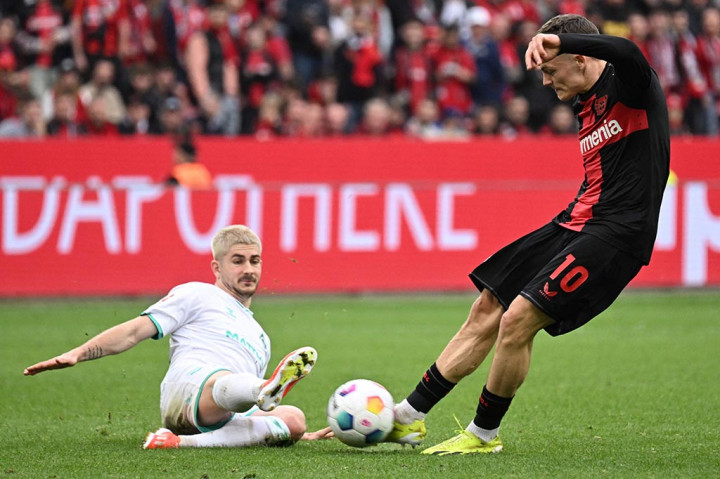 Pesta Leverkusen berlanjut pada menit 60 melalui tendangan jarak jauh Granit Xhaka yang membobol gawang Bremen.