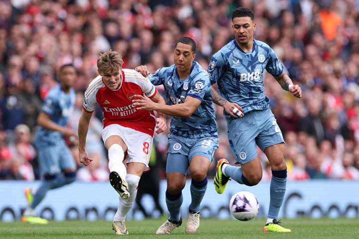 Pada babak kedua, Villa lebih dulu menciptakan peluang emas melalui tendangan Youri Tielemans yang membentur mistar gawang Arsenal.