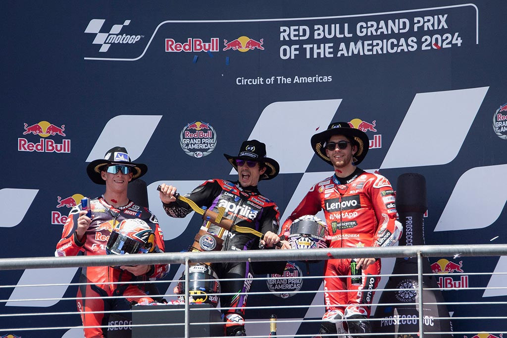 Vinales menulis namanya dalam sejarah MotoGP sebagai pembalap pertama yang menjuarai balapan dengan tiga tim berbeda, yakni Suzuki, Yamaha, dan kini Aprilia.