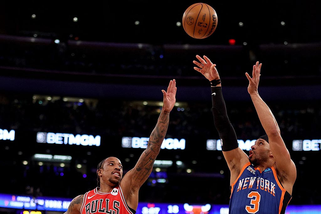 New York Knicks mengalahkan Chicago Bulls dengan skor 120-119 lewat babak tambahan waktu atau overtime dalam laga di Madison Square Garden New York, Senin, 15 April 2024 WIB, sekaligus mengamankan peringkat dua di klasemen akhir NBA Wilayah Timur karena Milwaukee Bucks juga kalah dari Orlando Magic.