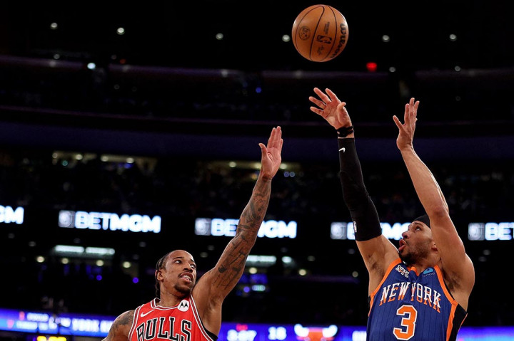 New York Knicks mengalahkan Chicago Bulls dengan skor 120-119 lewat babak tambahan waktu atau overtime dalam laga di Madison Square Garden New York, Senin, 15 April 2024 WIB, sekaligus mengamankan peringkat dua di klasemen akhir NBA Wilayah Timur karena Milwaukee Bucks juga kalah dari Orlando Magic.